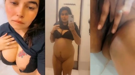 Big-ass chick fingers pussy in Sex Padam